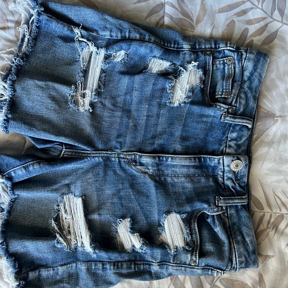 Hi there I’m selling these curvy American eagle shorts